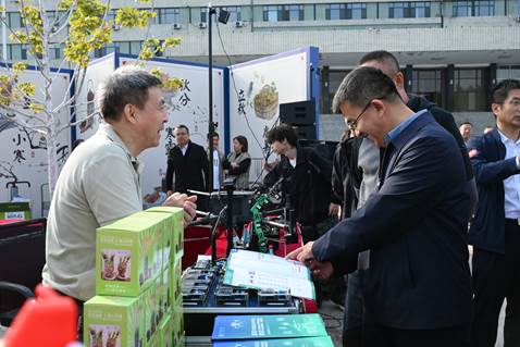 教师团队讲解设备