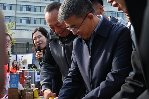 校长参加搓玉米比赛